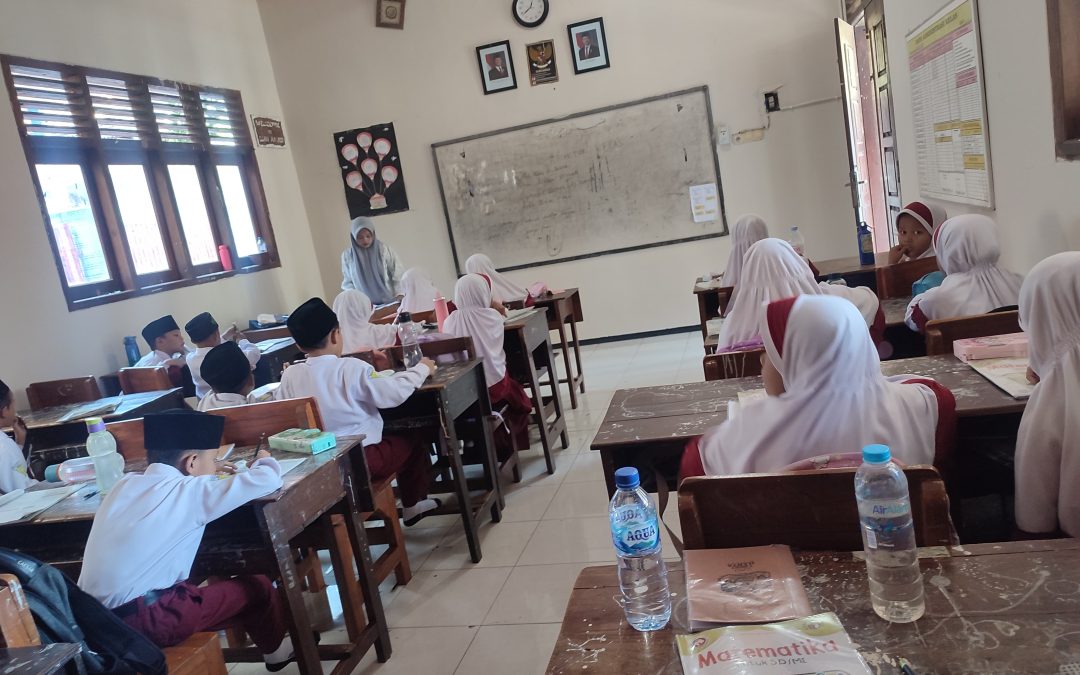 “Libur Semester, Saatnya Mengabdi: Pengabdian Mahasiswa STAI Kh. Zainuddin Menyalakan Semangat Belajar di SDI As-Syafi’ah”